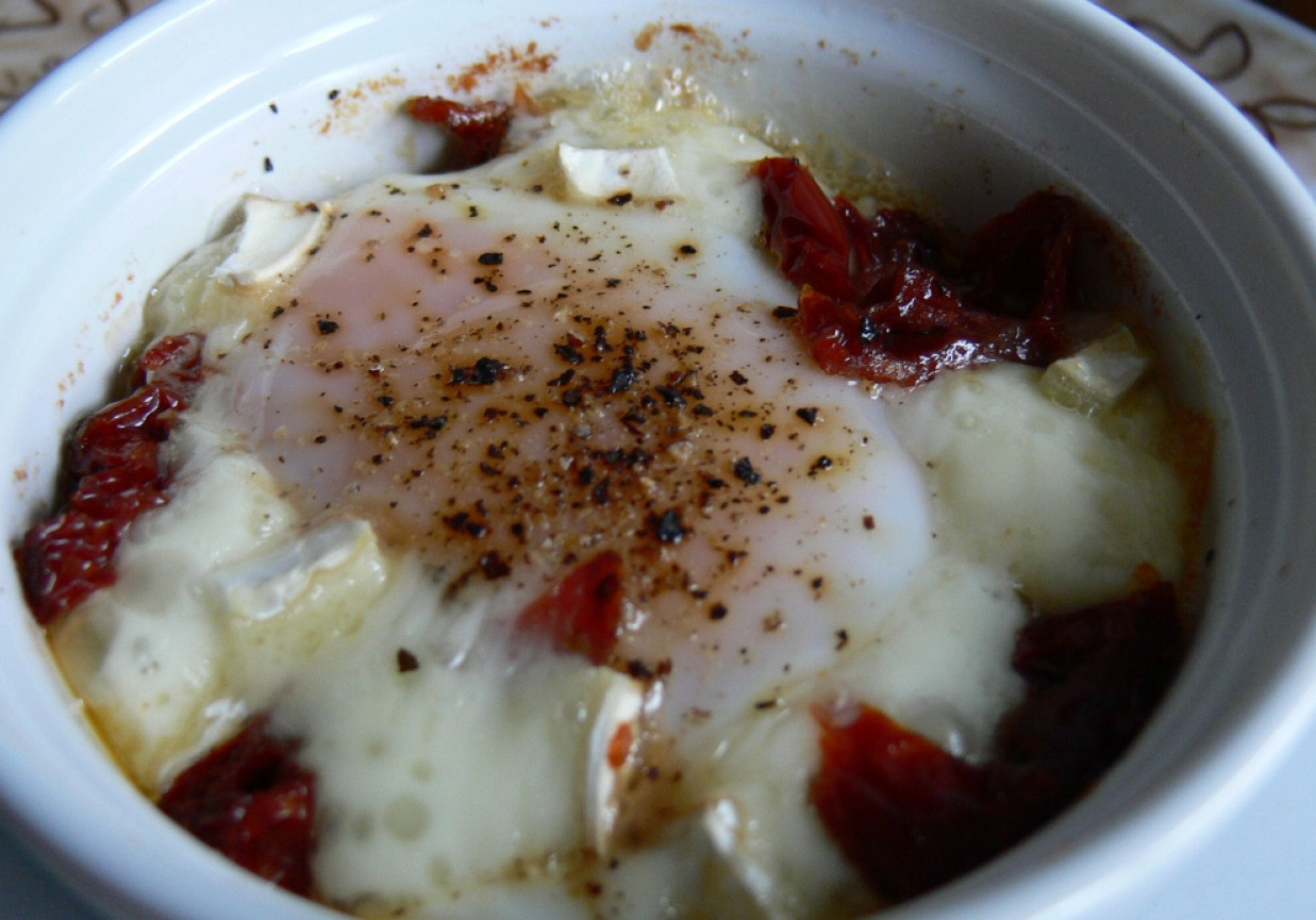Jajka w kokilkach z suszonymi pomidorami foto