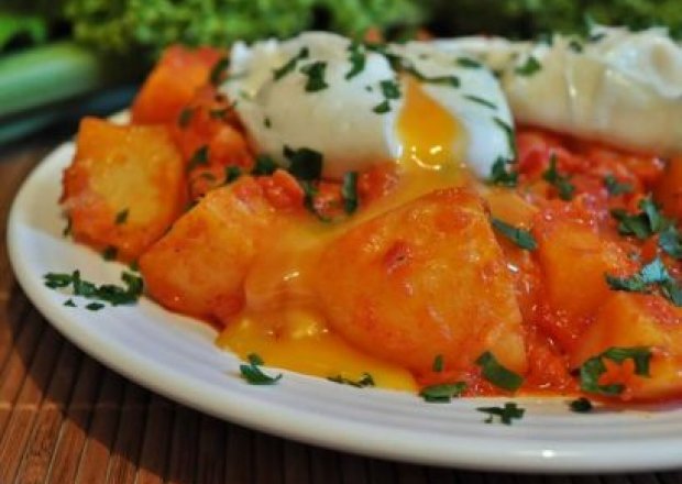 Fotografia przedstawiająca Jajka w koszulkach z ziemniakami i pomidorami