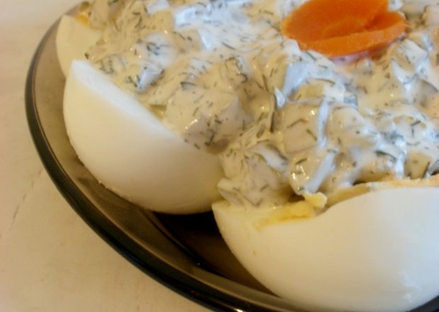 Fotografia przedstawiająca Jajka w majonezie z ogórkiem konserwowym