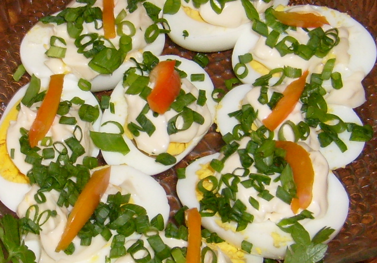 JAJKA W MAJONEZIE Z PAPRYKĄ I SZCZYPIORKIEM foto