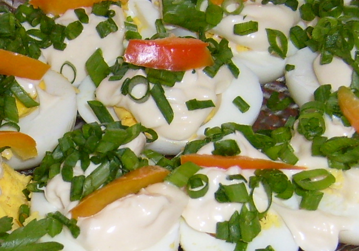 JAJKA W MAJONEZIE Z PAPRYKĄ I SZCZYPIORKIEM foto