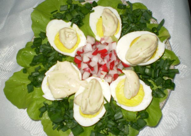 Fotografia przedstawiająca jajka w majonezie z rzodkiewką