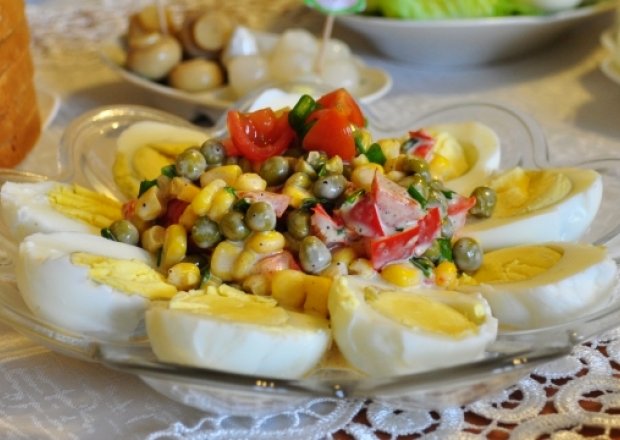 Fotografia przedstawiająca Jajka w majonezie z warzywami