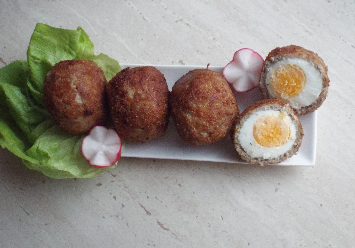 Jajka w mięsnej skorupce foto