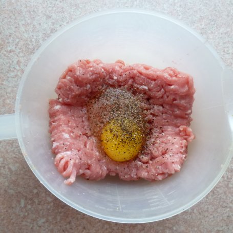 Krok 1 - Jajka w mięsnym stojaku foto