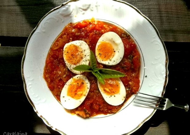 Fotografia przedstawiająca jajka w pikantnych pomidorach