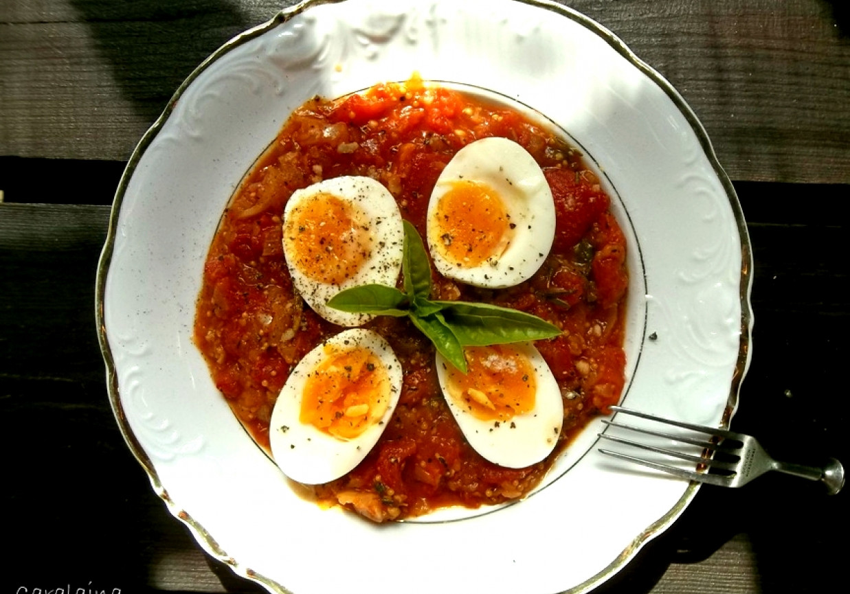 jajka w pikantnych pomidorach foto