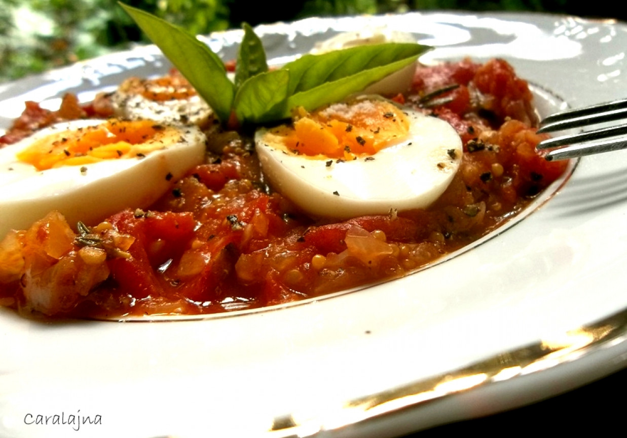 jajka w pikantnych pomidorach foto