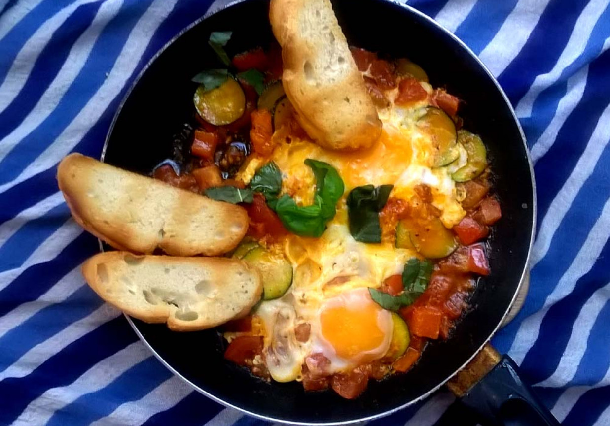 jajka w pomidorach z papryką i cukinią foto