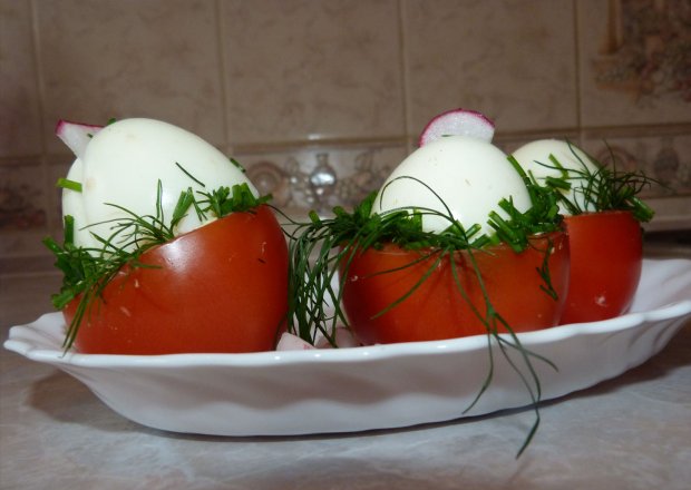 Fotografia przedstawiająca jajka w pomidorach