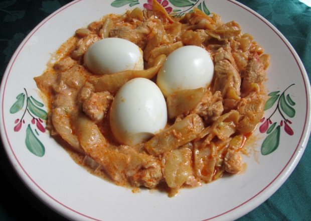 Fotografia przedstawiająca Jajka w potrawce z kurczakiem