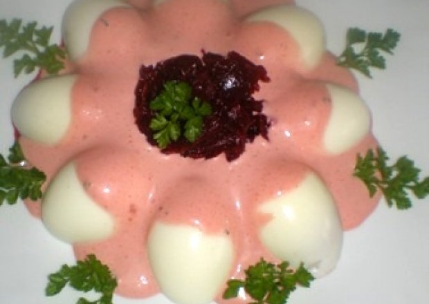 Fotografia przedstawiająca Jajka w różowym sosie