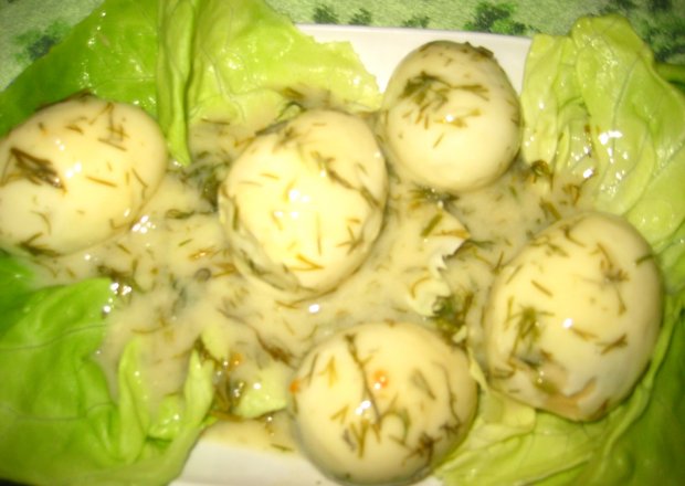 Fotografia przedstawiająca Jajka w sosie chrzanowo-koperkowym