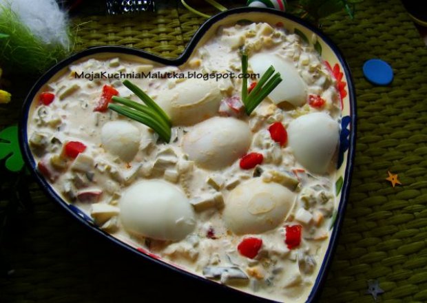 Fotografia przedstawiająca Jajka w sosie chrzanowym z warzywami