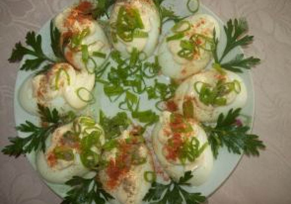 Jajka w sosie czosnkowym z papryką i zieleniną foto