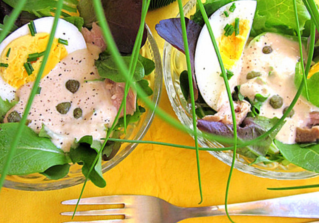 Jajka w sosie kaparowo-tuńczykowym foto