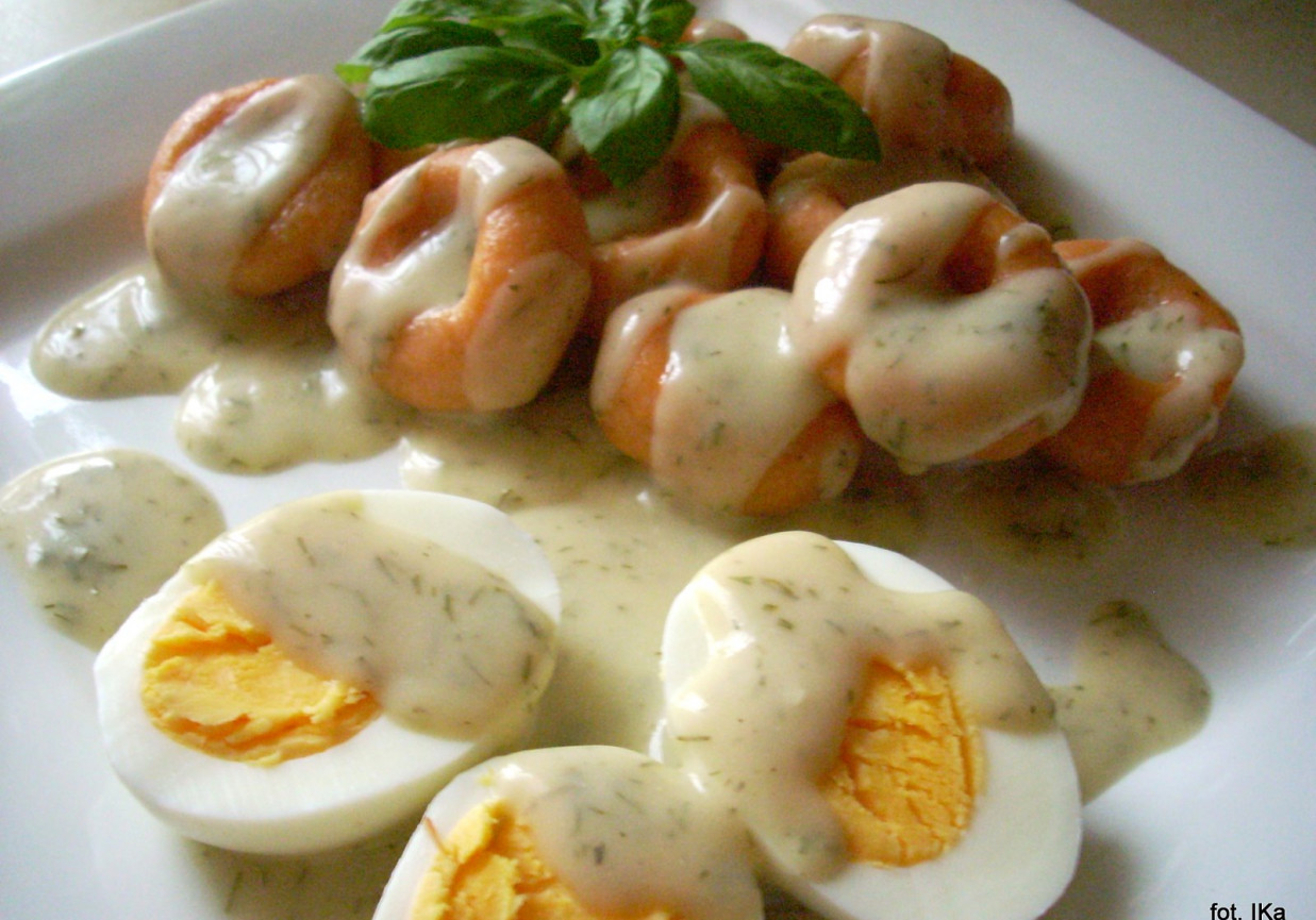 Jajka w sosie koperkowym z boczkiem i kluskami pomidorowymi foto