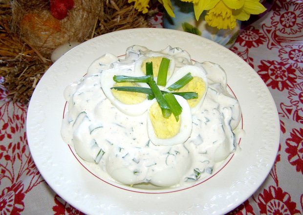 Fotografia przedstawiająca jajka w sosie majonezowo-jogurtowym ze szczypiorkiem...