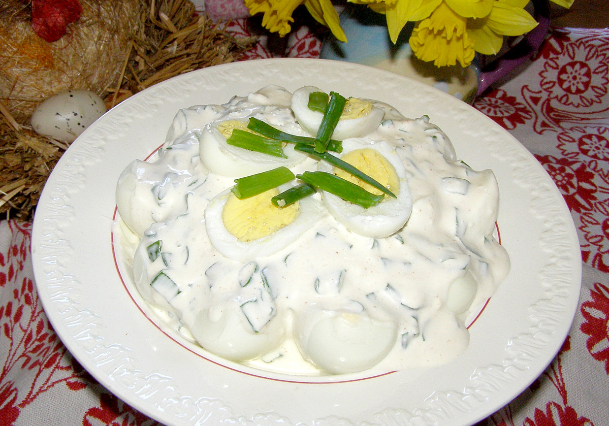 jajka w sosie majonezowo-jogurtowym ze szczypiorkiem... foto