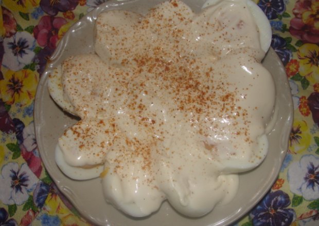 Fotografia przedstawiająca Jajka w sosie majonezowo jogurtowym
