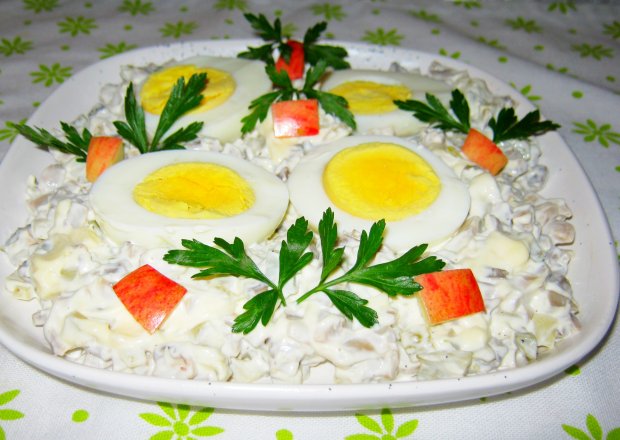 Fotografia przedstawiająca Jajka w sosie majonezowym z ogórkiem i pieczarkami