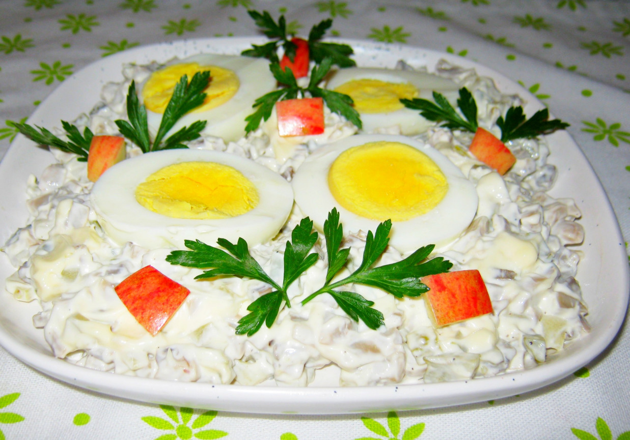 Jajka w sosie majonezowym z ogórkiem i pieczarkami foto