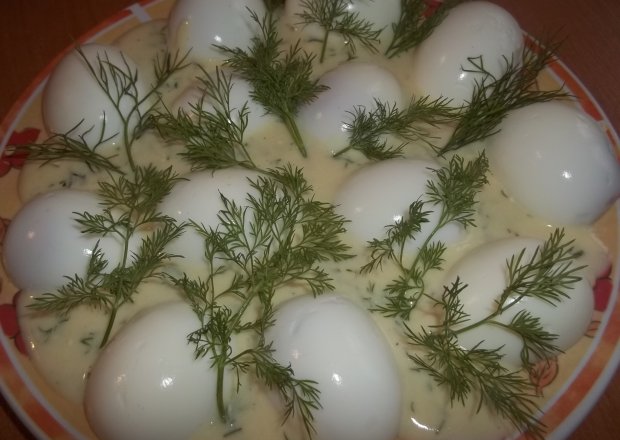 Fotografia przedstawiająca Jajka w sosie serowo - koperkowym