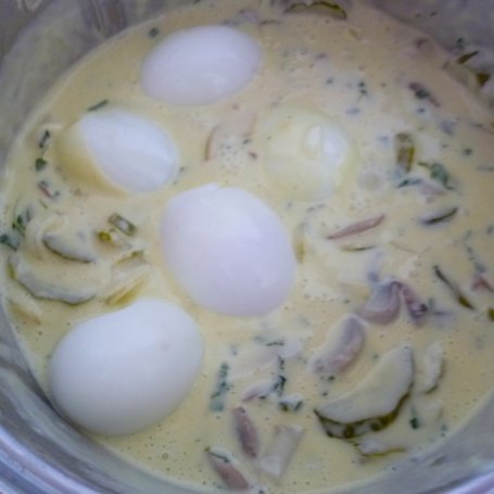 Krok 7 - Jajka w sosie śmietanowym z warzywami foto