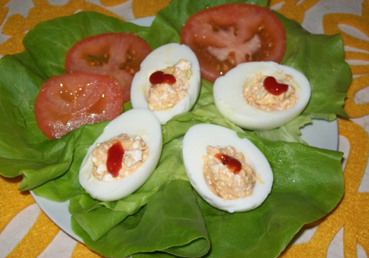 Jajka wielkanocne z czerwonym farszem foto