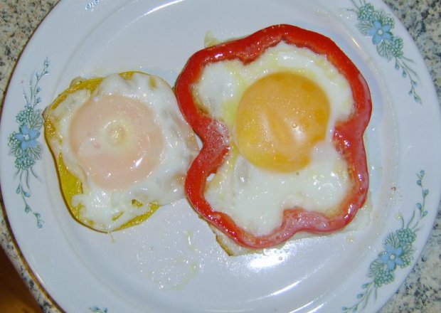 Fotografia przedstawiająca jajka (w)sadzone