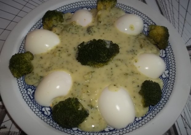 Fotografia przedstawiająca Jajka z brokułem w sosie
