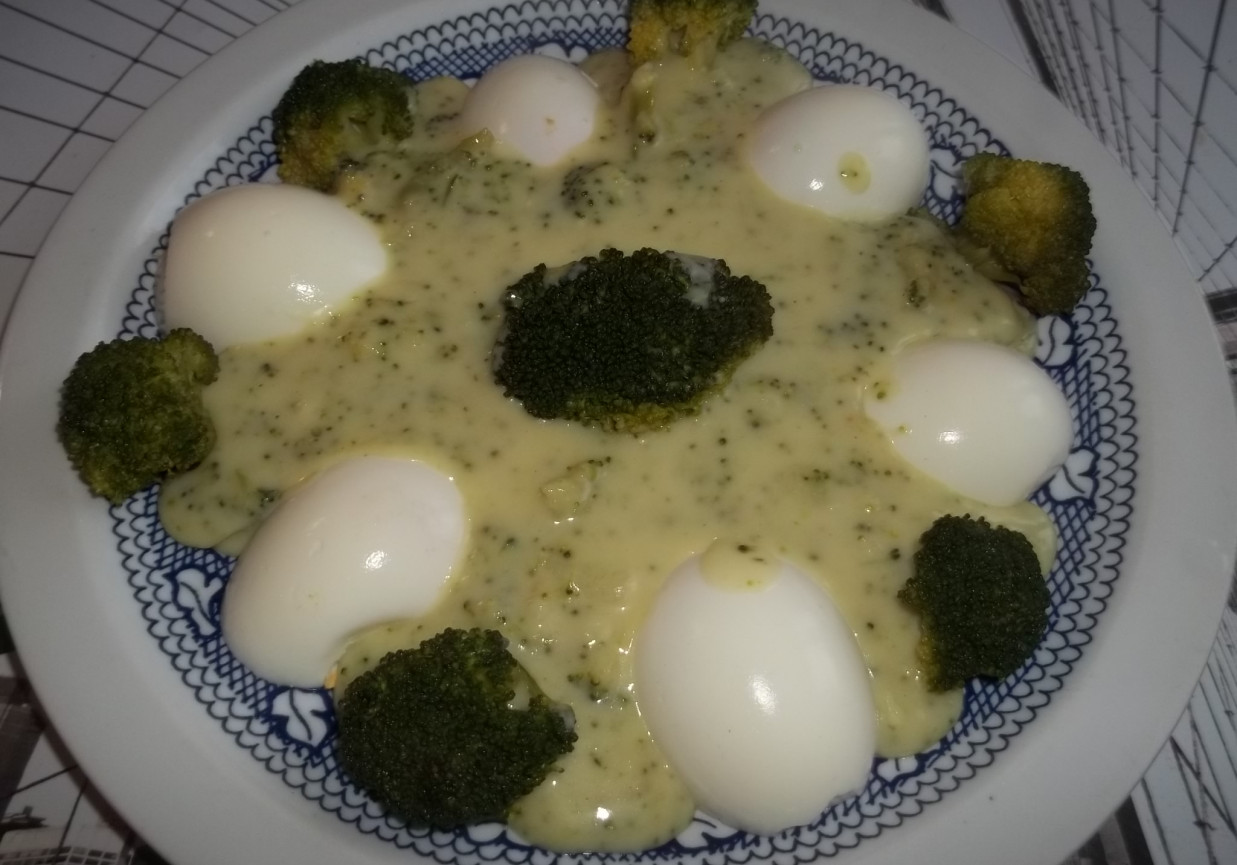 Jajka z brokułem w sosie foto