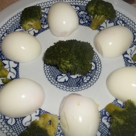 Krok 4 - Jajka z brokułem w sosie foto