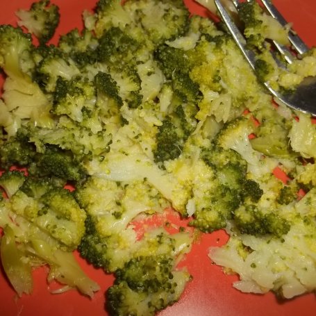 Krok 5 - Jajka z brokułem w sosie foto