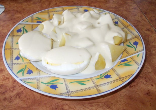 Fotografia przedstawiająca Jajka z dietetycznym sosem musztardowym.