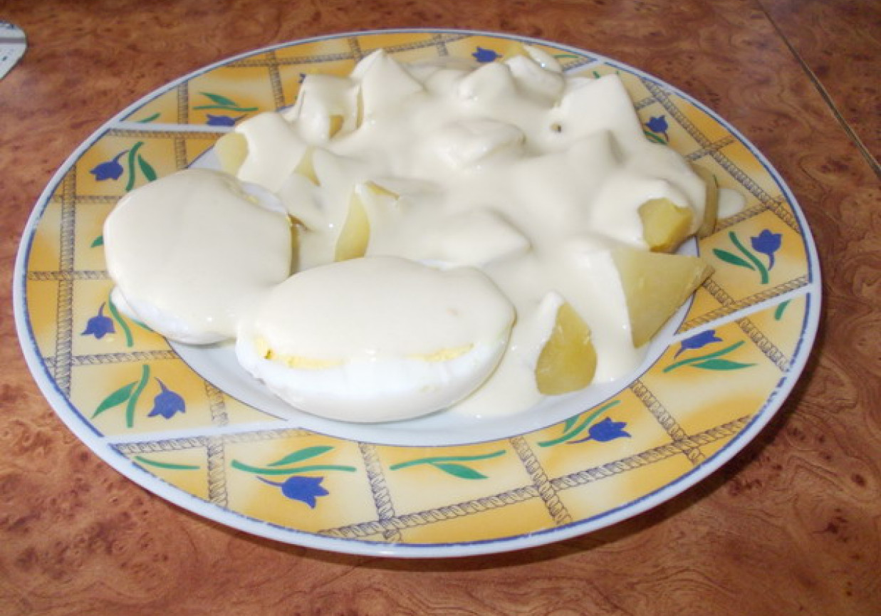 Jajka z dietetycznym sosem musztardowym. foto