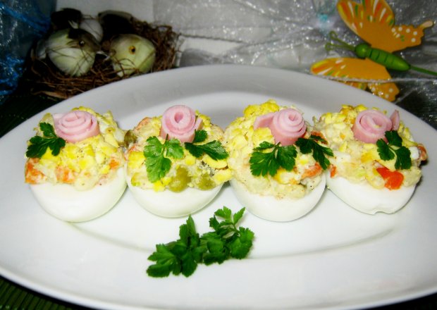 Fotografia przedstawiająca Jajka z farszem z sałatki