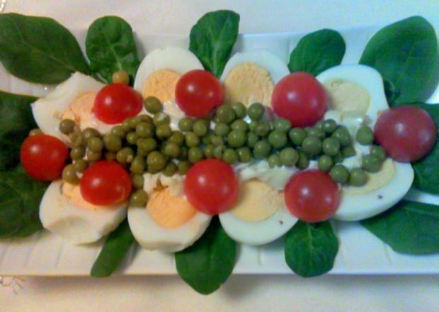 Fotografia przedstawiająca Jajka z groszkiem i pomidorkami