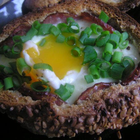 Krok 4 - Jajka z kiełbasą i gorgonzolą w kokilkach z bułki foto