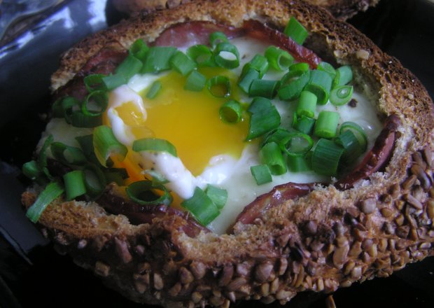 Fotografia przedstawiająca Jajka z kiełbasą i gorgonzolą w kokilkach z bułki