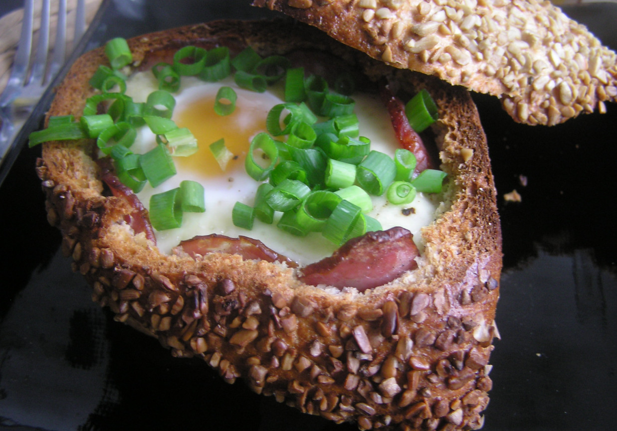Jajka z kiełbasą i gorgonzolą w kokilkach z bułki foto