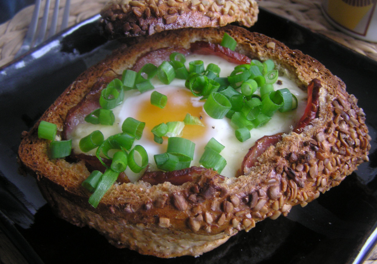 Jajka z kiełbasą i gorgonzolą w kokilkach z bułki foto