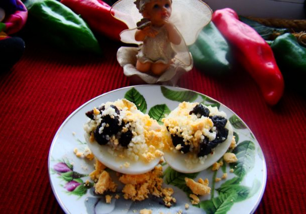 Jajka z kuskusem i suszoną śliwką foto