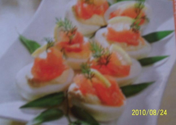 Fotografia przedstawiająca jajka z łososiem i majonezem