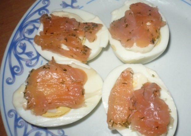 Fotografia przedstawiająca Jajka z łososiem