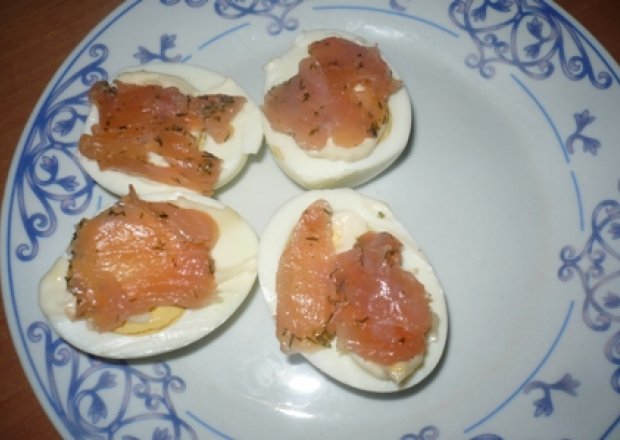 Fotografia przedstawiająca jajka z łososiem