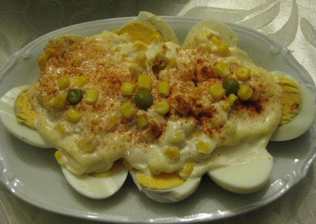 Fotografia przedstawiająca jajka z majonezem i kukurydzą