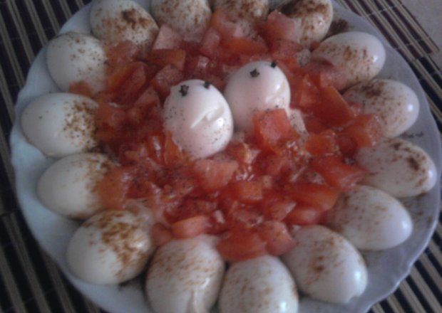 Fotografia przedstawiająca Jajka z majonezem i pomidorami