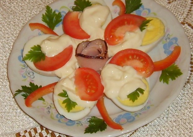 Fotografia przedstawiająca Jajka z majonezem i pomidorami