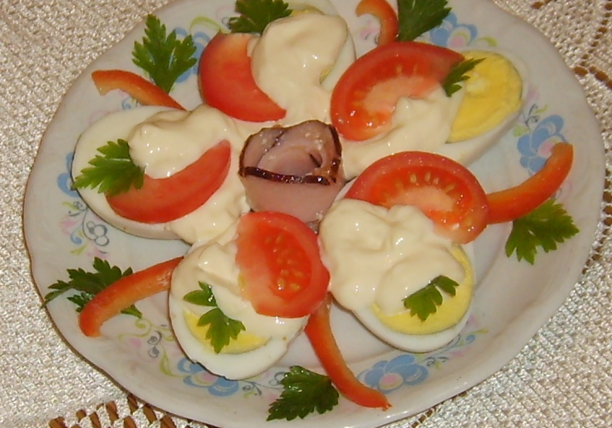 Jajka z majonezem i pomidorami foto